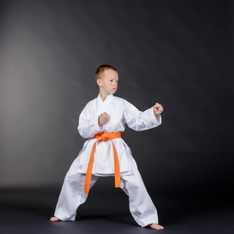 Kimono KIHON porté, de face — karategi enfant homologué WKF