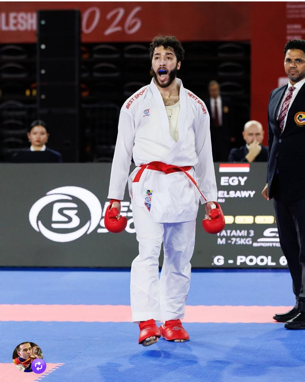 Athlète en karategi Best Sport sur le tatami d'une étape internationale
