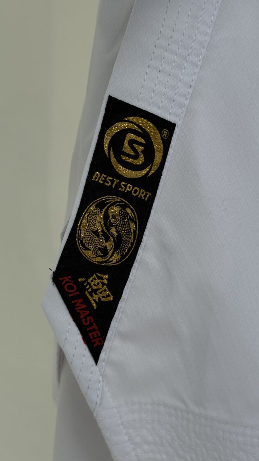 Détail de la broderie Best Sport sur la manche